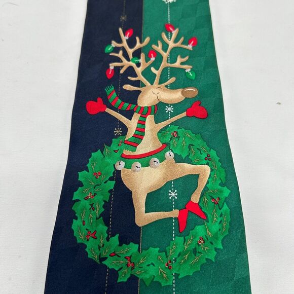 VINTAGE Hallmark Cool Yule Silk Neck Tie - Dancing Christmas Reindeer & Wreath - Picture 2 of 6